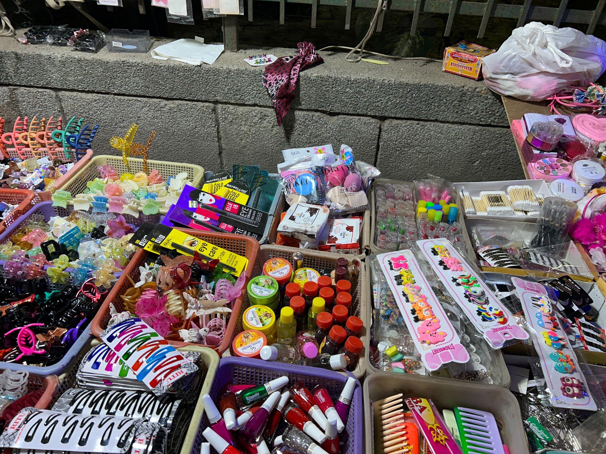 インドのバザールのファッション小物